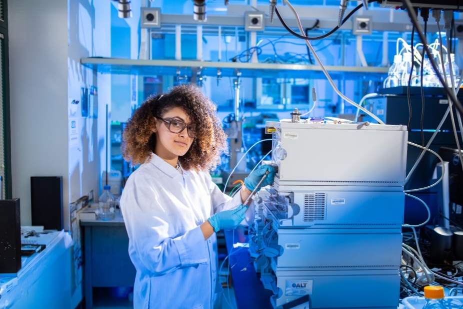 Zoom image: UB chemistry PhD student Nahyr L&oacute;pez Dauphin works with a high-performance liquid chromatography system. L&oacute;pez Dauphin&rsquo;s PhD research focuses on the use of fibrous silica particles as a material in systems that separate chemical compounds from one another. Credit: Douglas Levere / University at Buffalo 